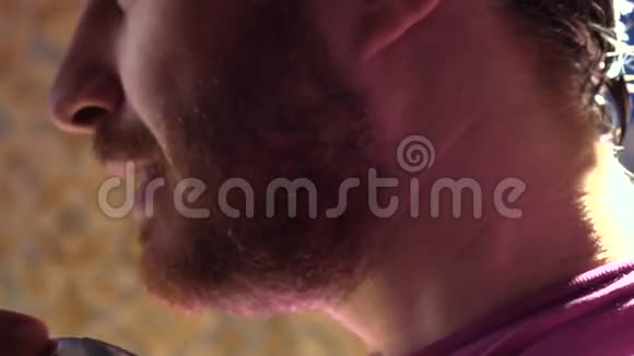 英俊的胡子男在脖子上喷了一些香水慢镜头轮廓特写镜头视频的预览图
