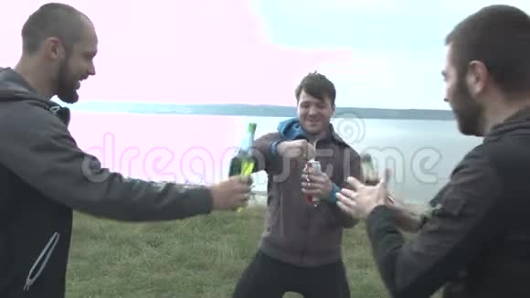 三个朋友在大自然中喝啤酒休息日快乐视频的预览图