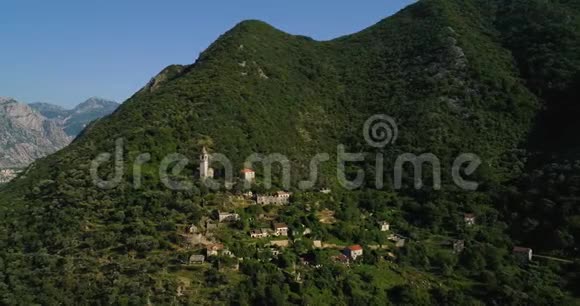 鸟瞰群山中的老废弃村庄黑山科托尔湾GornjiStoliv村视频的预览图