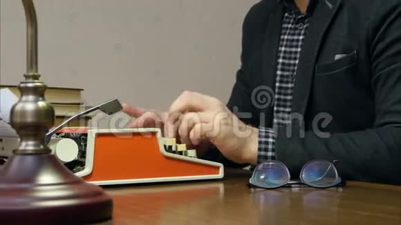 写字员拿着书和眼镜在桌上的打字机上工作视频的预览图
