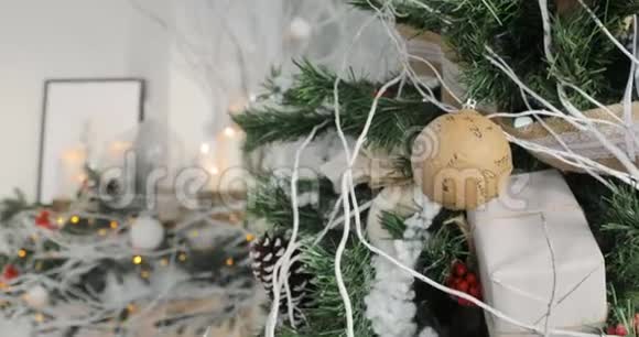 圣诞树上的金球圣诞节和新年装饰视频的预览图