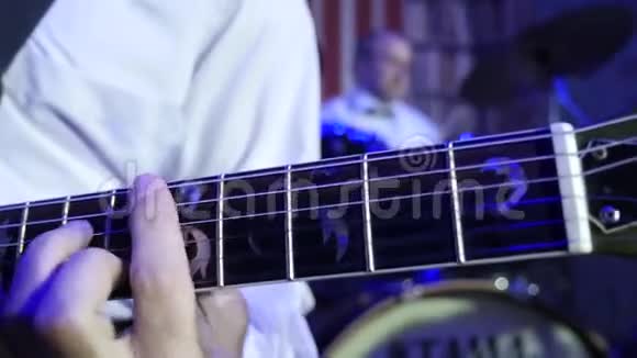 接近爵士吉他手在舞台上演奏电吉他与调解人视频的预览图