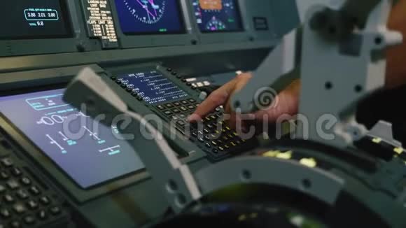 飞机飞行甲板上的开关面板飞行员控制飞机视频的预览图