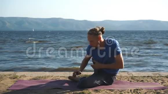 运动的年轻人做手臂平衡运动以获得力量瑜伽普拉提训练视频的预览图