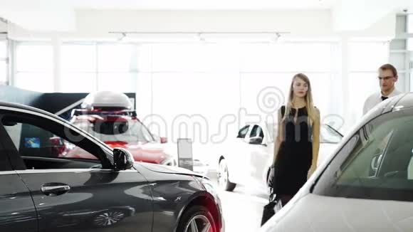 女客户来车卖家顾问讲汽车视频的预览图