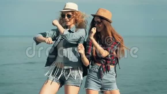 年轻女子在海边享受和跳舞视频的预览图