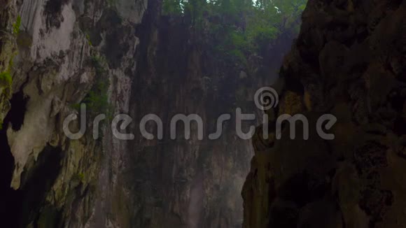 在马来西亚有一个巨大的巴图洞穴里面有一座印度教神庙视频的预览图