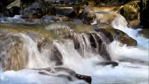小瀑布俄罗斯克拉斯诺达尔地区霍斯坦斯基地区在霍斯特河上游视频的预览图