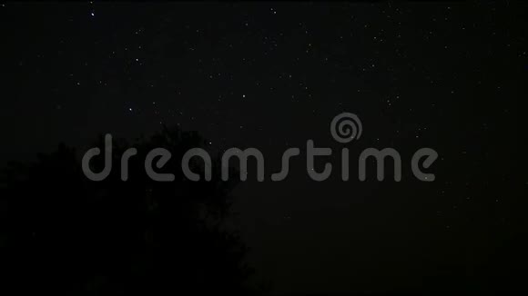 星空在黑暗的夜空中闪烁着星星时光流逝星空上的星斗令人着迷的奇观视频的预览图