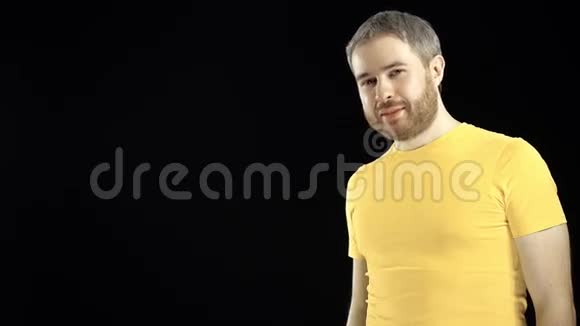 穿黄色t恤的开朗男人手里拿着可调节的扳手DIY修理业余建筑或家居装修概念视频的预览图