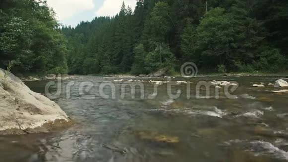 美丽的风景山河在夏季的一天黑谢尔莫什乌克兰快速流动的水和岩石视频的预览图