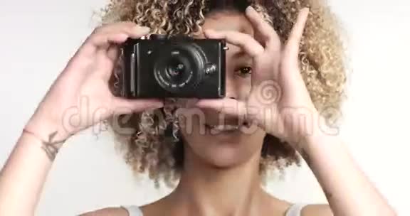带着afra的快乐微笑的黑人女人用光摄像机拍摄视频的预览图