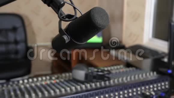麦克风和调音台在广播演播室特写镜头上对设备背景进行声音控制视频的预览图