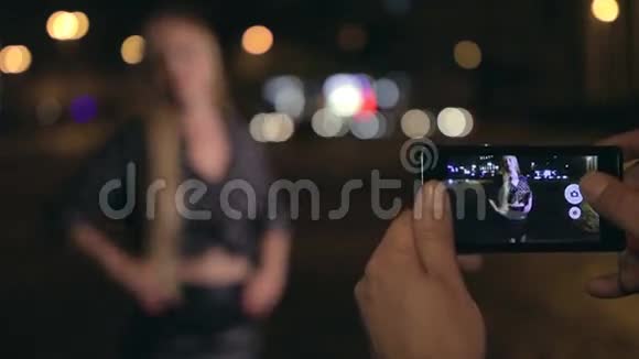 年轻人晚上拍女友的照片视频的预览图