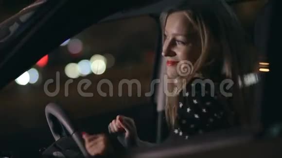 在车里的女人在晚上跳舞视频的预览图
