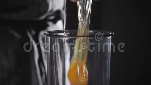 打碎鸡蛋用橄榄油殴打自制蛋黄酱混合酱汁的原料厨师用搅拌机视频的预览图
