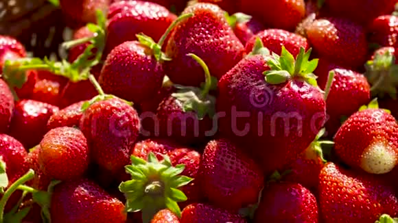 柳条篮子里的甜汁草莓视频的预览图