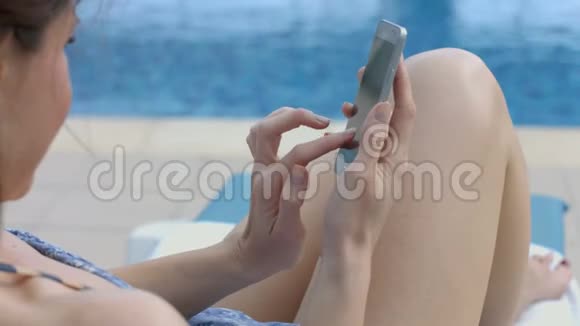 快乐的年轻女人在智能手机上聊天海滩关门视频的预览图