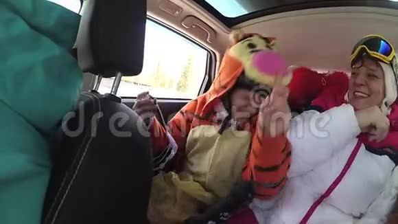 女滑雪者在旅途中和车里的音乐一起玩视频的预览图