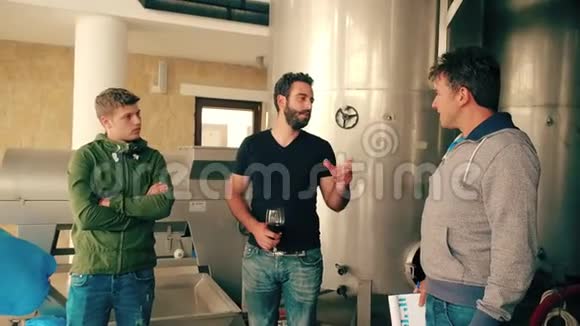 酿酒师和技术人员谈论工厂生产酒精视频的预览图