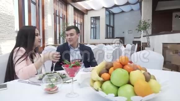 爱的夫妇在餐厅喝红酒在晚餐股票视频视频的预览图