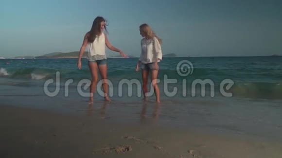 两位美女逃离南海的波涛亚龙湾慢动作股票录像视频的预览图