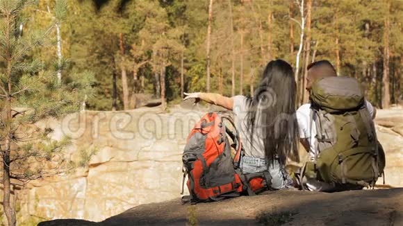 徒步情侣坐在悬崖边上视频的预览图