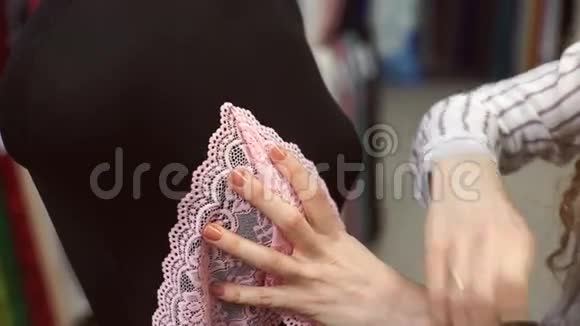 纸巾销售商准备黑色软质人体模型与粉红色花边缎子视频的预览图