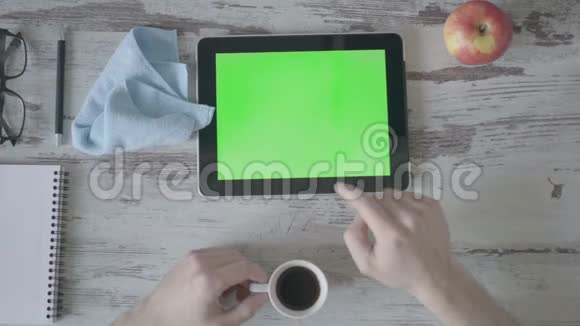商人使用平板电脑在家工作喝咖啡视频的预览图