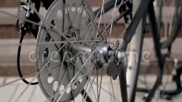 旋转Vinatge自行车轮的慢动作视频视频的预览图