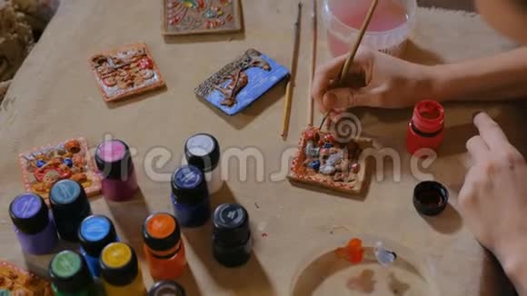 陶工坊专业女陶工绘画陶瓷纪念磁铁视频的预览图