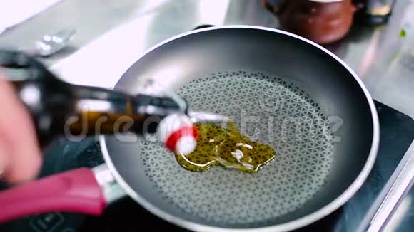 厨师把油放在锅上视频的预览图