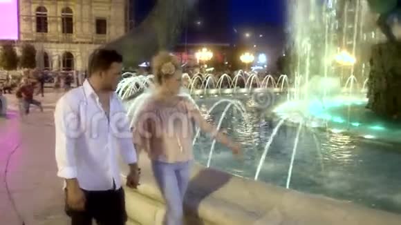两对情侣走在喷泉旁边视频的预览图