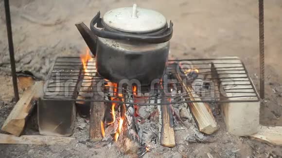 篝火上的水壶很暖和视频的预览图