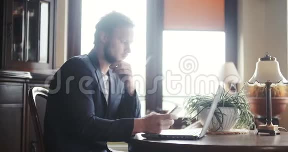 男人在家里用笔记本电脑工作视频的预览图