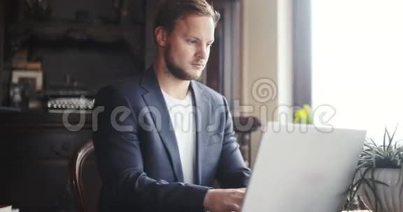 男人在家里用笔记本电脑工作视频的预览图