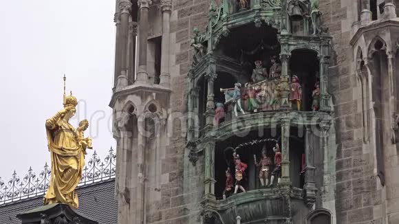 德国慕尼黑Marienplatz历史悠久的Glockenspiel时间流逝视频的预览图
