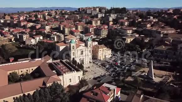 鸟瞰圣玛丽亚马吉奥尔或圣莱卢卡大教堂广场意大利卡拉布里亚的ViboValentia视频的预览图