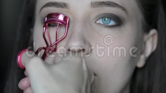 化妆师用化妆设备在模特的眼睛和眉毛上化妆眼部睫毛膏化妆视频的预览图