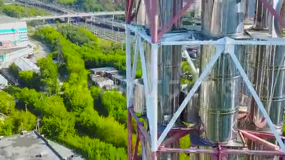 现代燃气炼厂综合体库存采油发电厂金属罐空中无人机近距离飞行视频的预览图
