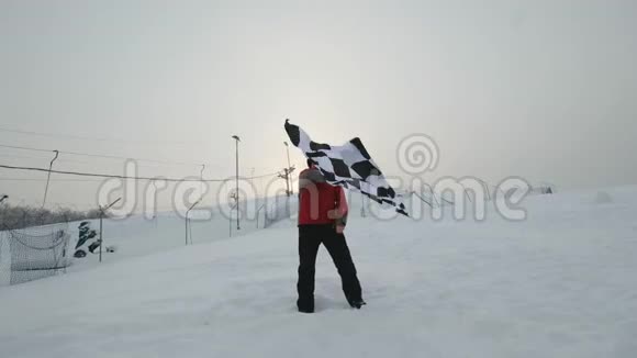 在冬天挥舞结束旗的人视频的预览图