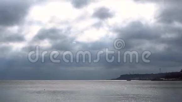 海面上空多云的天空时间流逝视频的预览图