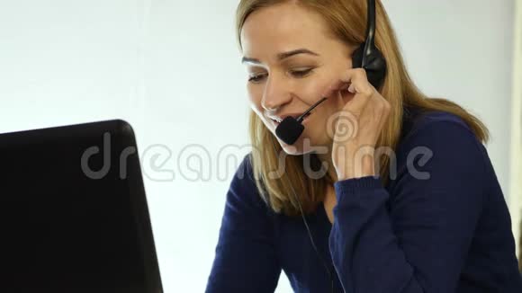 呼叫中心代表在热线上交谈耳机电话营销积极的女性呼叫中心代理在工作4K视频的预览图