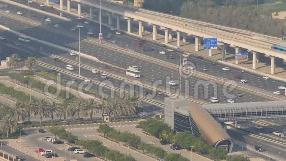 迪拜的道路交通从高处看视频的预览图