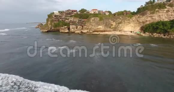 鸟瞰印度尼西亚巴厘岛海岸悬崖上的热带度假胜地4k视频的预览图