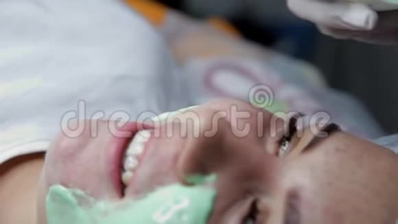 美容师用海藻酸钠面膜敷在病人的脸上后进行生物消毒视频的预览图