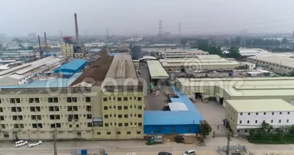 大型工业建筑工厂附近的住宅建筑视频的预览图