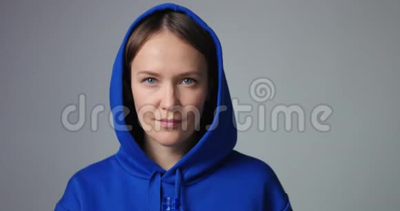 穿着蓝色棉质连帽衫的女人视频的预览图