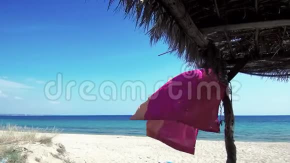 希腊海滩旁边有一个木制建筑的彩旗视频的预览图