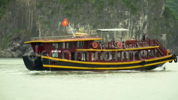 越南海湾的传统越南旅游船游客在越南的一个海湾乘船游泳传统视频的预览图
